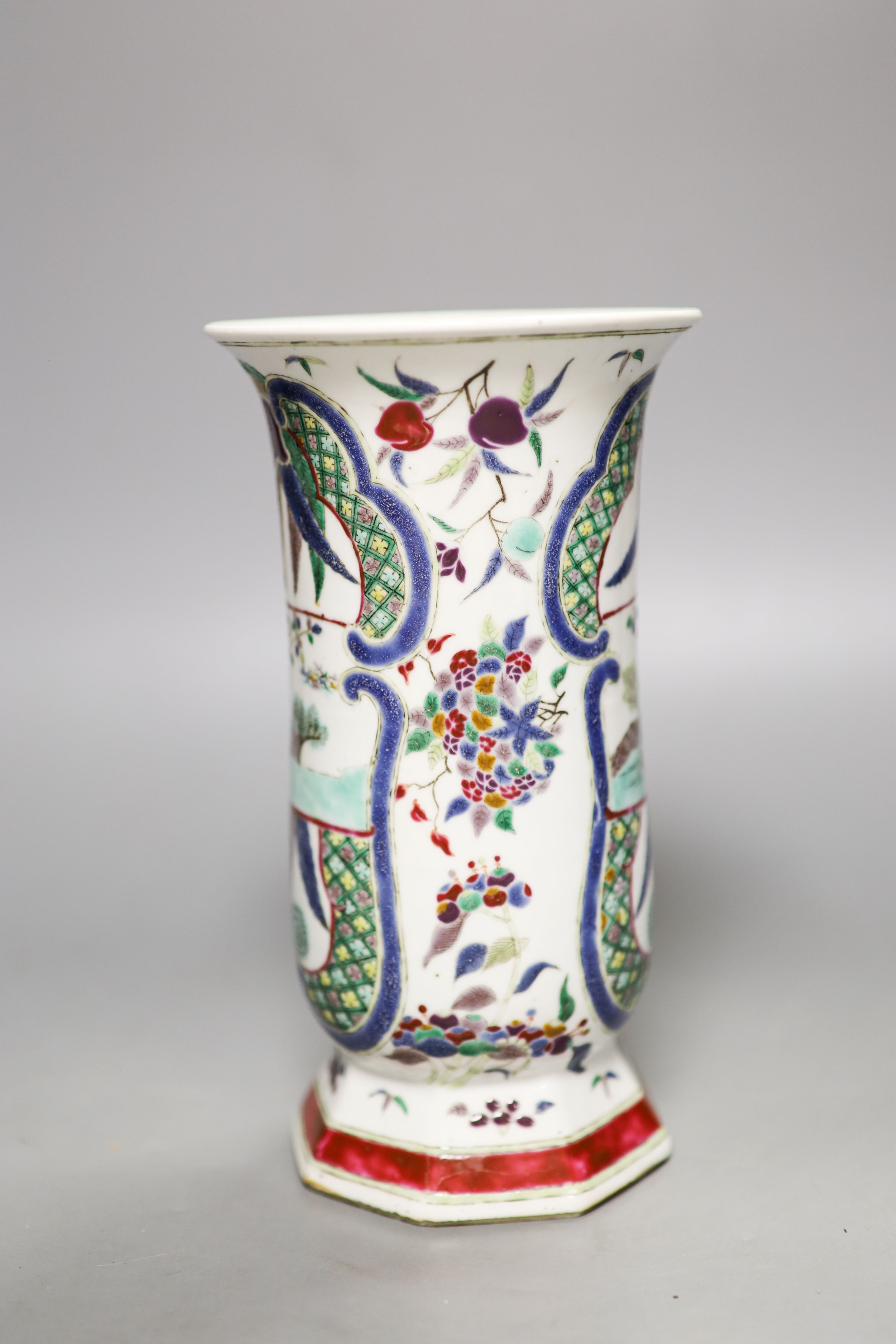 A Chinese famille verte vase, 19th century 20cm